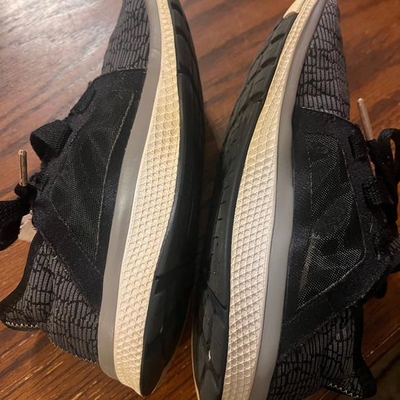 Adidas Black and Gray Patterned Sneakers - Picture 4 of 5